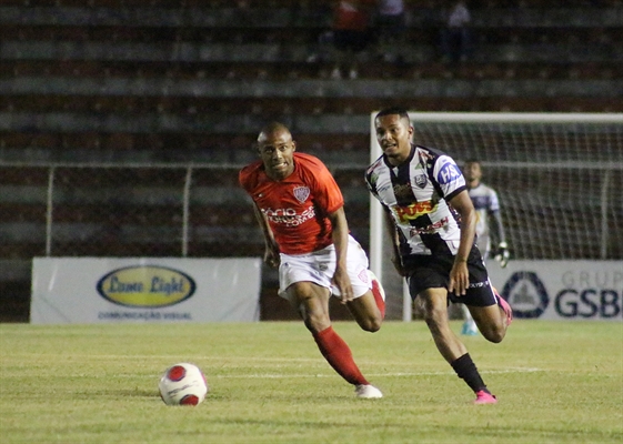 Com grandes chances de terminar o jogo com, pelo menos, um empate, o time voltou a pecar na finalização (Foto: Rafael Bento/CAV)