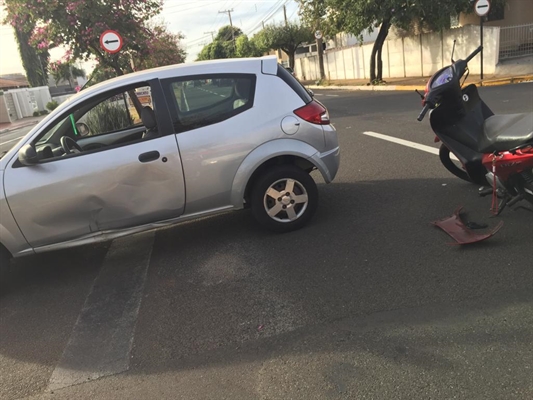 O acidente aconteceu na tarde desta terça-feira, no cruzamento da avenida Wilson Foz e rua Amapá (Foto: Érika Chausson/A Cidade)