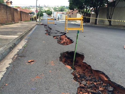 Ruas que ‘engoliram’ carros devem ser restauradas ainda nessa semana