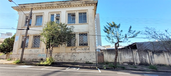 Antigo prédio do Cartório Eleitoral, na esquina das ruas São Paulo e Piauí, está coberto de pichações e rodeado por mato nas calçadas. Foto: A Cidade