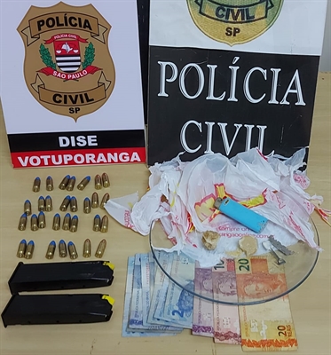 Com os criminosos, os policiais encontraram diversas porções de drogas como cocaína, crack e maconha (Foto: Divulgação)