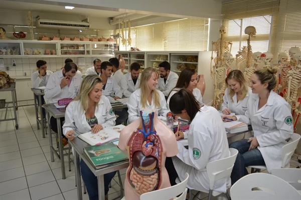 O curso de Medicina da Unifev é reconhecido pela sua tradição e excelência, além de possuir laboratórios com equipamentos de última geração (Foto: Unifev)