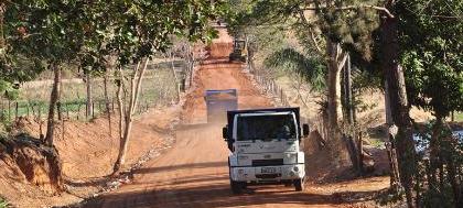 Prefeitura recupera estrada rural ‘João Zacomini’