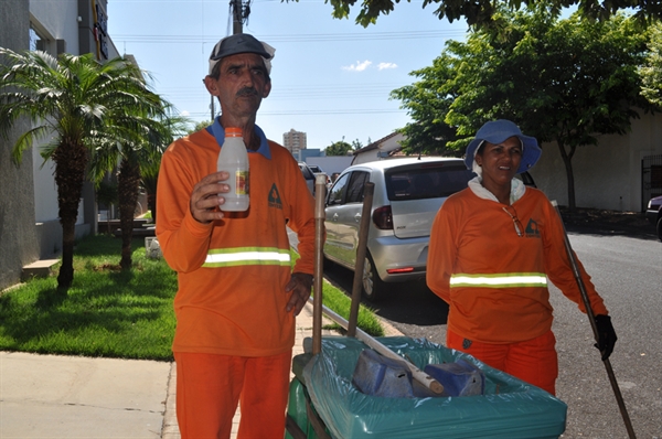 Moacir e Maria tomam algumas precauções durante o trabalho, enquanto varrem as ruas do município