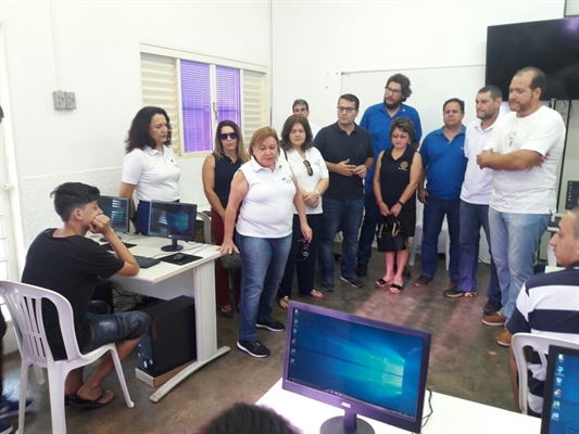 A entrega foi realizada pelos presidentes dos clubes na sede da entidade no Pozzobon (Foto: Divulgação)