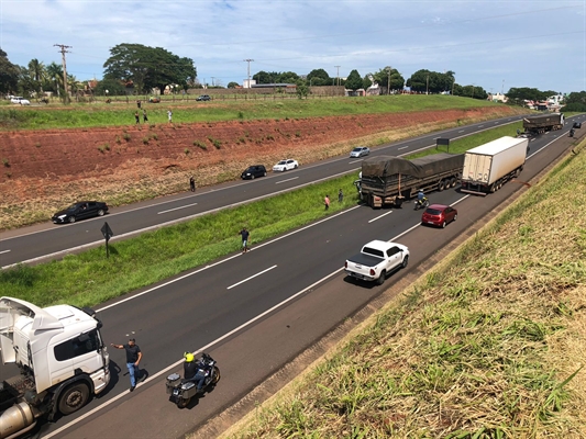 A vítima identificada, pelo A Cidade, como R.A.D, de 37 anos, dirigia um caminhão da empresa Solução Transportes, da capital paulista (Foto: A Cidade)