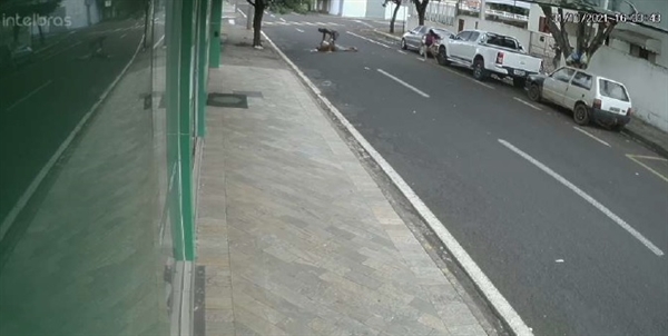 O caso aconteceu na rua Bahia, em outubro de 2021; a vítima Francisco José Carlos faleceu dias depois por conta dos ferimentos (Foto: Reprodução/Câmeras de Segurança)