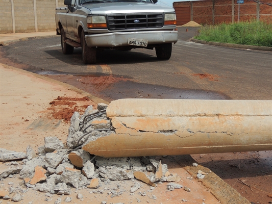 Caminhonete bate e derruba poste de iluminação