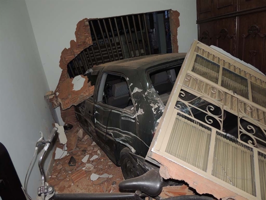 Carreta perde freio e invade casa na rua Copacabana