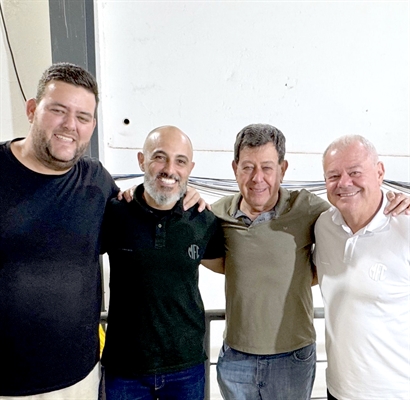 Em Mirassol: repórter da Cidade Fábio Ferreira, o técnico do Mirassol Rafael Guanaes, este colunista e o empresário Júnior Antunes, gestor e vice-presidente do clube, integrante da diretoria desde 1989 (Foto: A Cidade)