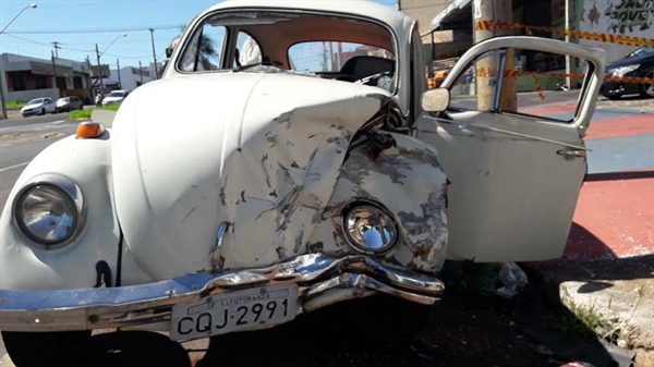 Fusca perde o controle e causa grave acidente