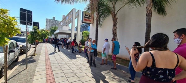 Grandes filas se formaram nas unidades do Poupatempo de Fernandópolis e Rio preto depois de mais de cinco meses fechadas (Jornal Cidadão/ Diário da Região)