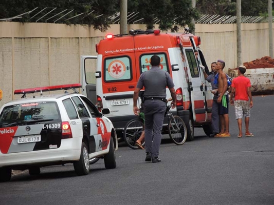 Ciclista de 11 anos é atingida por motocicleta na ‘rua do Saci’