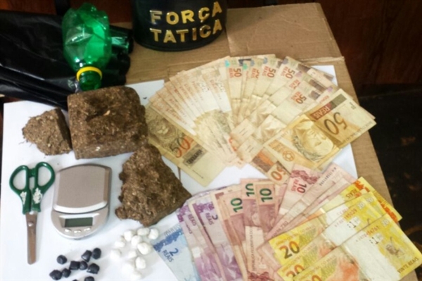 Força Tática prende tio e sobrinho por tráfico