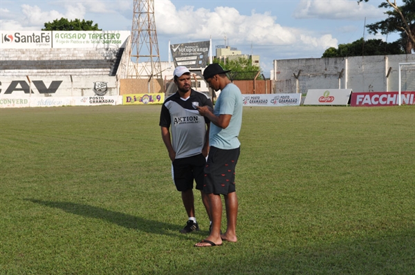 Anderson Cavalo não treinou e apareceu apenas no fim do treino para conversar com Marcelo Henrique 