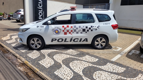 Homem com mandado de prisão em aberto foi abordado pela Polícia Militar durante patrulhamento no bairro São Cosme, em Votuporanga Foto: Divulgação