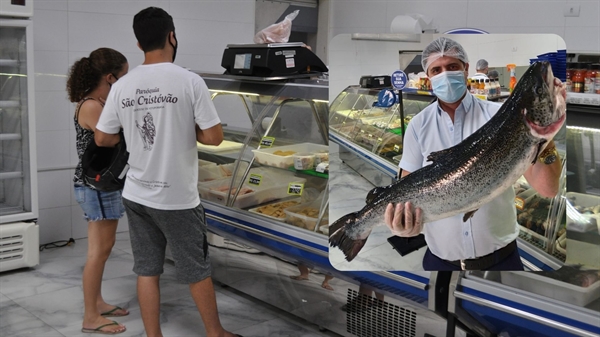 Evandro Bassan, dono da Peixaria Votuporanga, disse que a venda de peixes tem melhorado; no detalhe, o empresário segura um salmão (Fotos: A Cidade e arquivo pessoal)