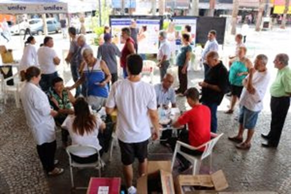 Atendimentos gratuitos à comunidade na praça cívica Prof. Benedito Lopes de Oliveira (Concha Acústica). (Foto: Prefeitura de Votuporanga)