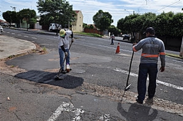 No ano passado, a Prefeitura aplicou mais de 1,2 mil toneladas de massa asfáltica em tapa-buraco por ruas e avenidas da cidade (Foto: Divulgação/Prefeitura de Votuporanga)