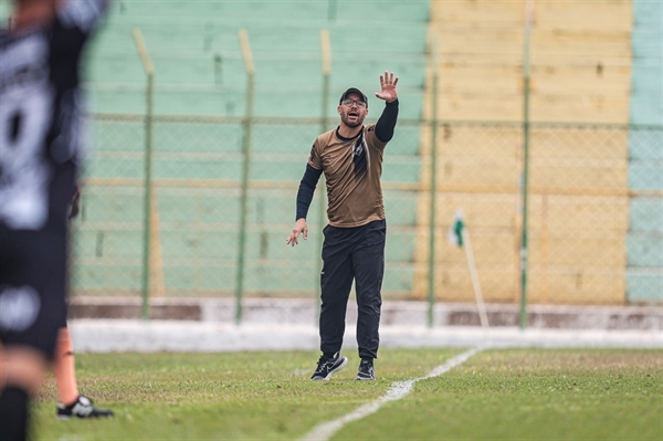 O CAV do técnico Rogério Corrêa volta a jogar quarta-feira (22) (Foto: Pedro Zacchi)