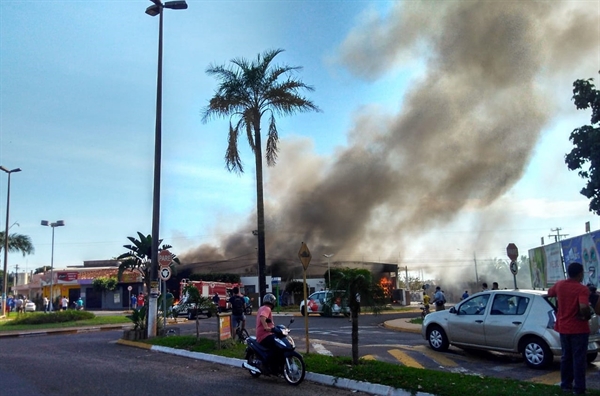 Fábrica de móveis pegou fogo em Birigui na manhã desta terça-feira (Foto: Arquivo Pessoal/G1)