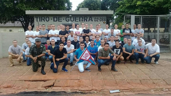 O sargento Heroíto Gomes, chefe de instrução do Tiro de Guerra 02-088, recepcionou na última quinta-feira (1º), os jovens matriculados na 48ª turma de atiradores (Foto: Divulgação)