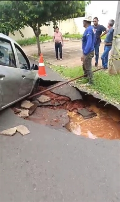 Uma nova cratera se abriu na rua Leonardo Commar e, desta vez, engoliu um carro que passava pela via (Foto: Reprodução)