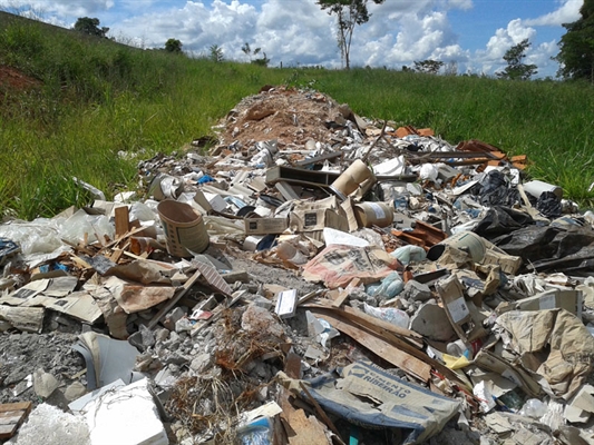 Entulho de construção de creche é jogado em terreno