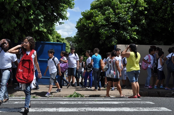 Suspensão de pregão atrasa entrega de kits escolares