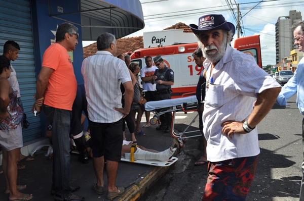 Vítima foi socorrida no cruzamento das ruas Rio Grande e Amazonas, na manhã de ontem