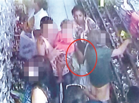 "Mão-leve" aproveita movimento para furtar bolsas no Centro