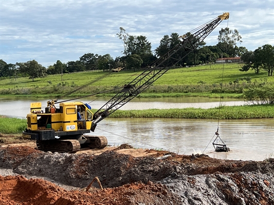 As tão esperadas obras de desassoreamento da Represa Municipal ganharam um reforço de peso na quinta-feira (9): duas novas dragas (Foto: Prefeitura de Votuporanga)