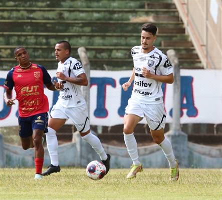 O técnico da Votuporanguense, Rodrigo Cabral, reconheceu erros da equipe, mas disse que agora “é bola pra frente” (Foto: Rafael Bento/ CAV)