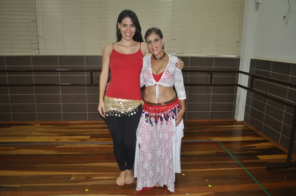 A professora Júlia Guimarães Riva ao lado da aluna Claudete Garcia Leal; ela foi diagnosticada há seis anos com câncer (Foto: Gabriele Reginaldo/A Cidade)