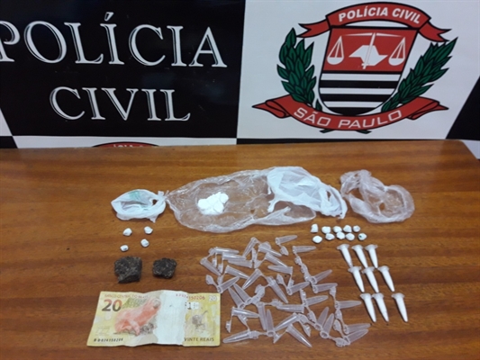 Com o jovem de 19 anos foram apreendidos entorpecentes e dinheiro (Foto: Divulgação/Polícia Civil)