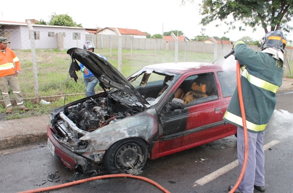Automóvel pega fogo próximo à rodovia Péricles Belini, em Votuporanga