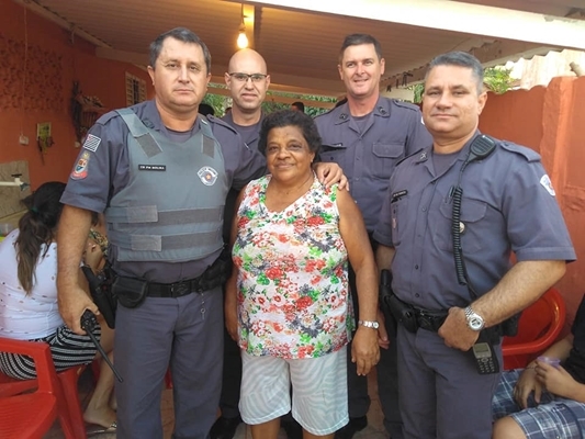 Moradora de Urânia oferece café da tarde pra policiais (Foto: Marcos Pick)