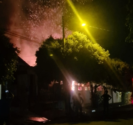 Durante uma briga entre irmãos, uma residência na rua Chile, na Vila América terminou em cinzas após um incêndio  (Foto: Divulgação)