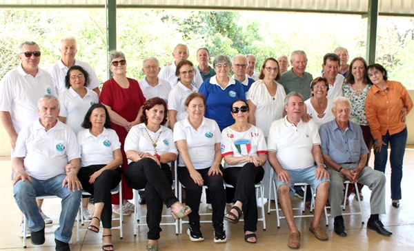 Um registro especial dos integrantes da Associação Italiana de Votuporanga, unidos pela amizade e pelo orgulho de suas raízes. Laços que atravessam gerações e mantêm vivas as tradições, as histórias e o carinho pela cultura italiana em nossa cidade.