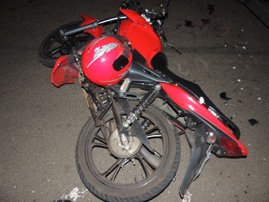 Motociclista bate cabeça contra caminhão em acidente