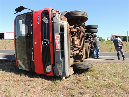 Caminhão baú tomba em trecho da SP-320 próximo a Simonsen