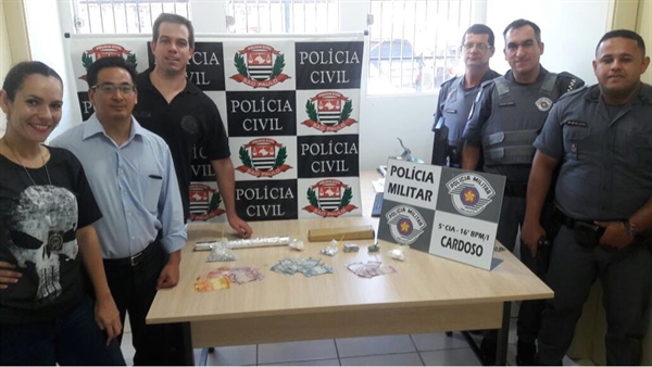 No total, foram apreendidos mais de 1kg de maconha, 300 pedras de crack, 100 gramas de cocaína e crack em forma bruta, além de R$ 1.500,00  em dinheiro (Foto: A Cidade)