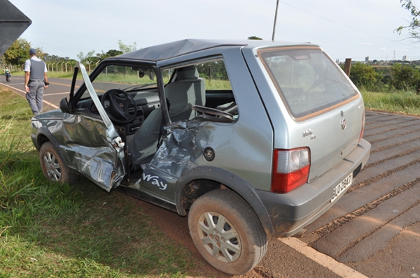 Carro bateu violentamente contra caminhonete, que estava estacionada