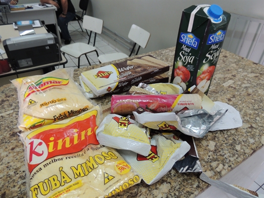 Homem é preso após arrombar escola e furtar vários alimentos