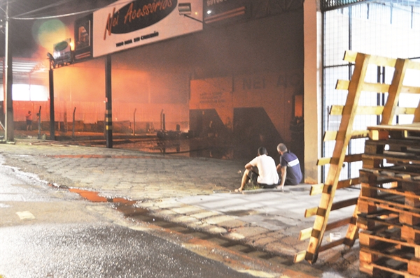 Foram necessários três caminhões do Corpo de Bombeiros, três caminhões pipa e um caminhão tanque para controlar o incêndio na loja de acessórios (Fotos: A Cidade)
