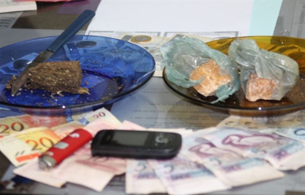 Força Tática da PM prende traficante perto de escola