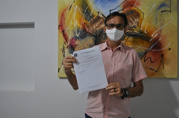 Jura levou à redação do A Cidade uma cópia do anteprojeto que foi apresentado na Câmara Municipal de Votuporanga  (Foto: A Cidade)