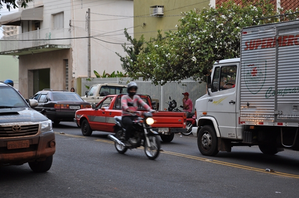 Escapamento de moto aberto perturba moradores