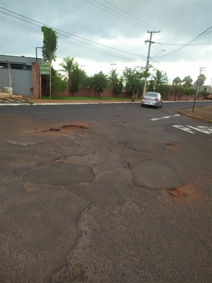 O prefeito Jorge Seba pediu um pouco mais de paciência à população para solucionar o problema de buracos pela cidade (Foto: A Cidade)