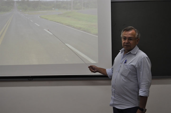 Engenheiro do DER, José Eduardo Alves, em entrevista coletiva